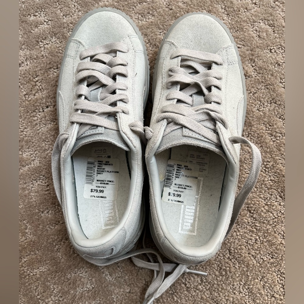 Sneakers women’s Size 7 never worn! Grey